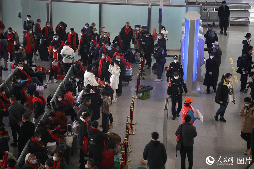 2月1日，民警在成都東站為務工人員專設的候車區域巡守，維持務工人員轉運秩序。