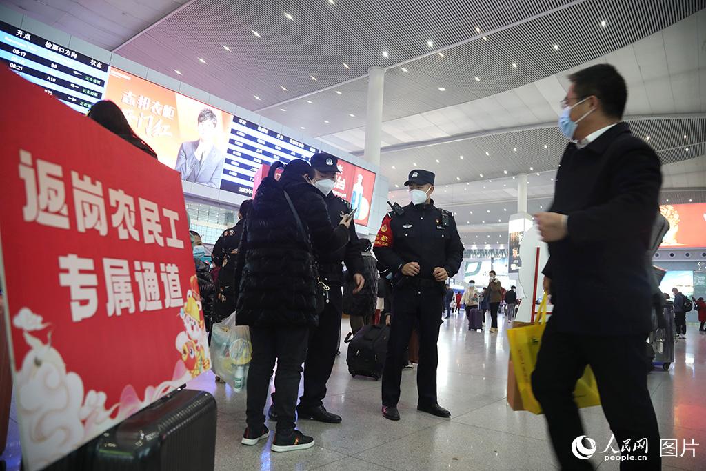2月1日，民警在成都東站候車室為務工人員提供幫助。