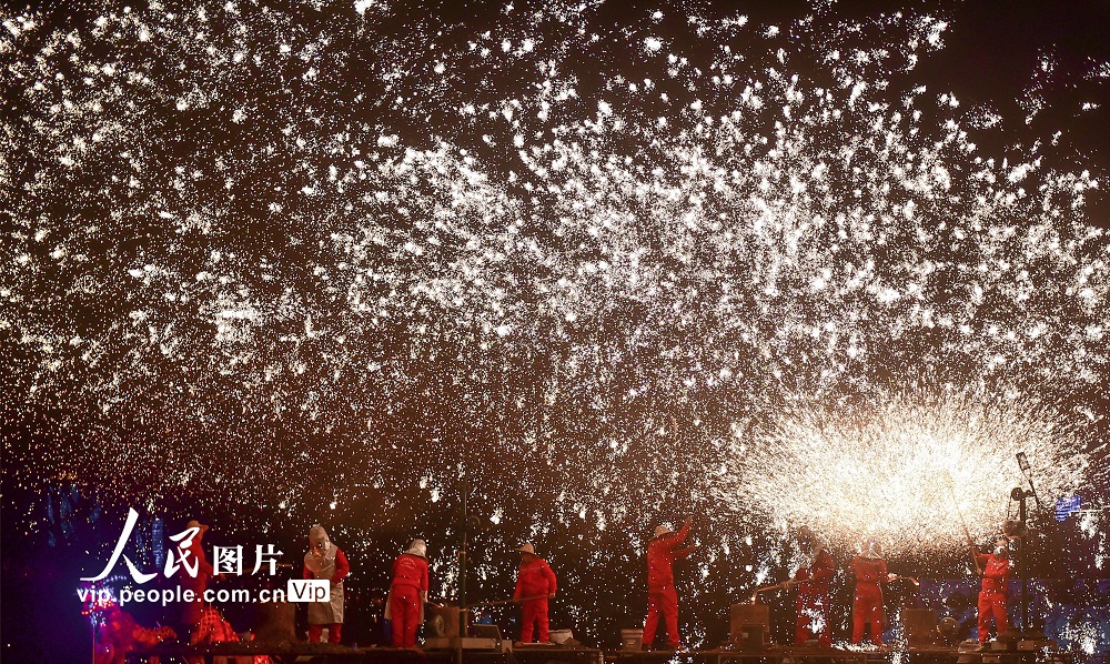 2023年2月1日晚，民間藝人在河南省洛陽市2023隋唐河洛文化廟會上表演非遺技藝“打鐵花”民俗活動。