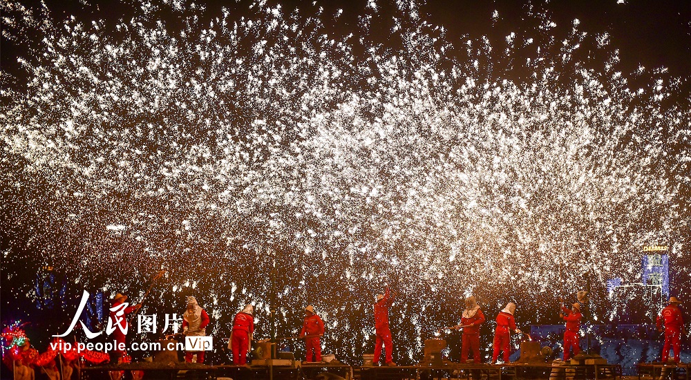 2023年2月1日晚，民間藝人在河南省洛陽市2023隋唐河洛文化廟會上表演非遺技藝“打鐵花”民俗活動。