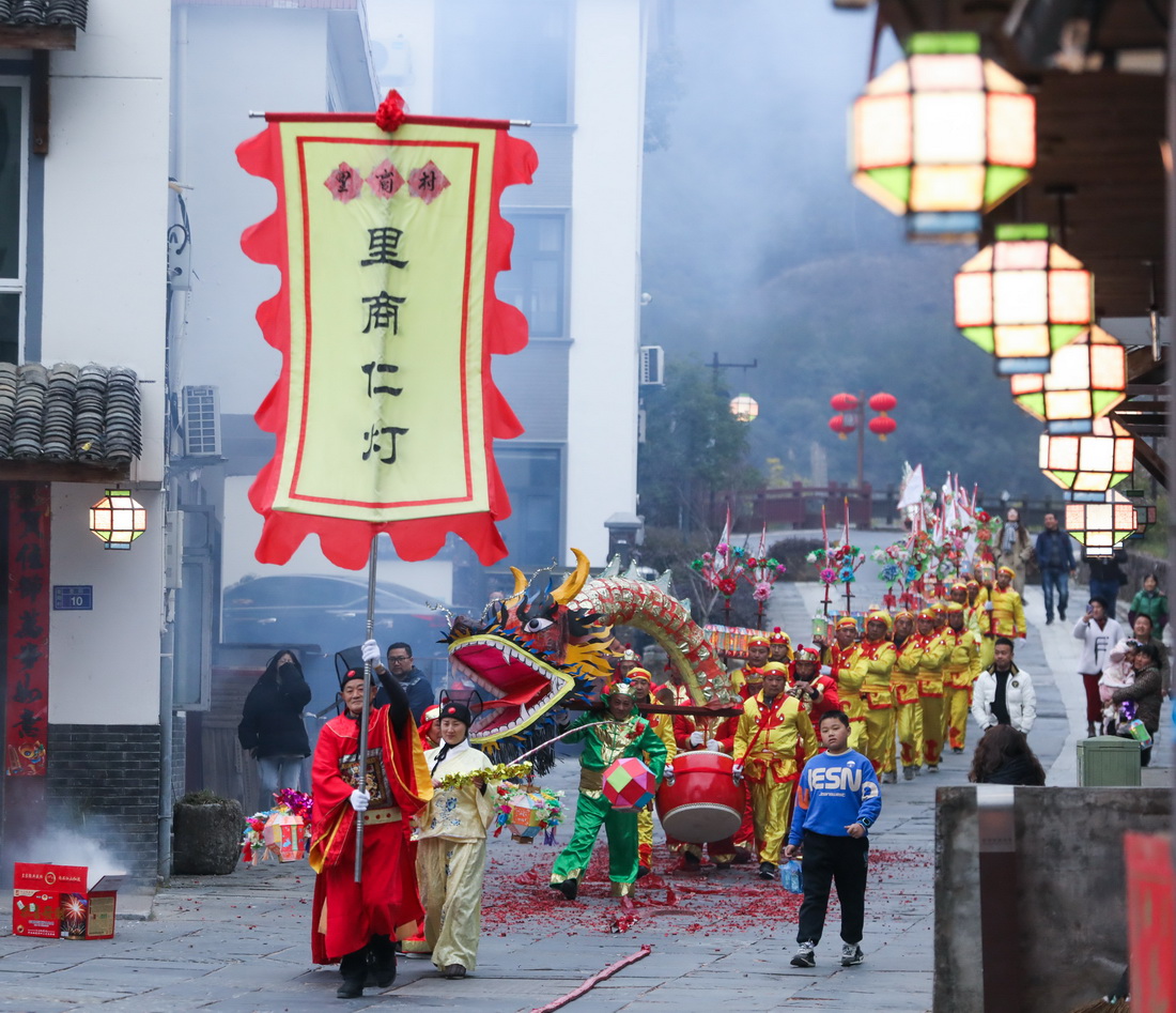 2月2日，浙江省杭州市淳安县里商乡的村民参加里商仁灯元宵巡游。