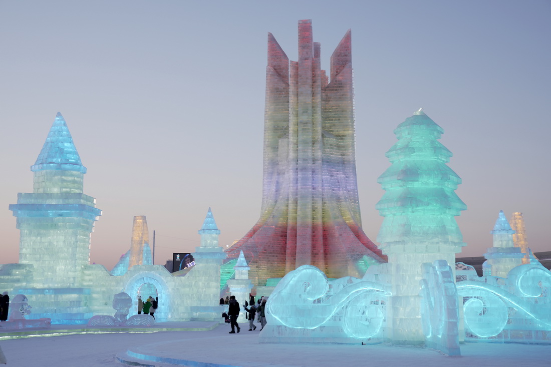 2月2日，游客在哈爾濱冰雪大世界園區內游玩。