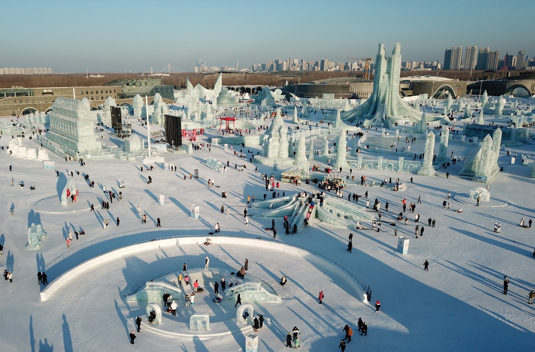 2月2日，游客在哈爾濱冰雪大世界園區內游玩（無人機照片）。