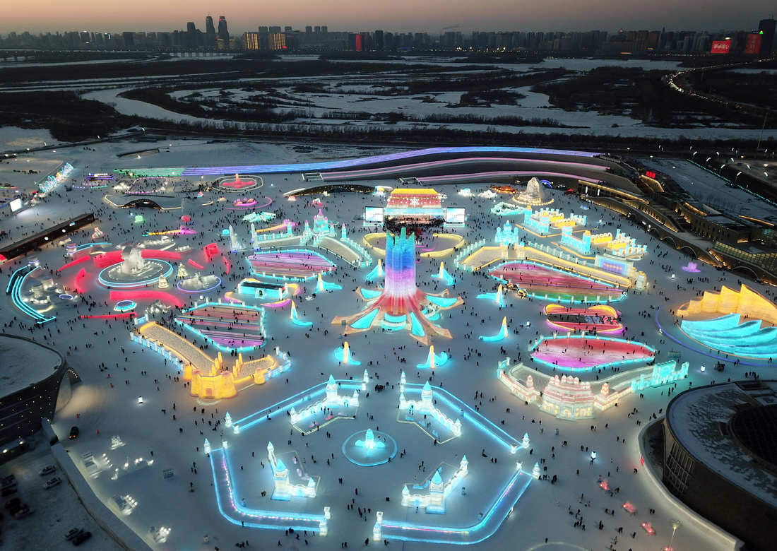 2月2日，游客在哈爾濱冰雪大世界園區內游玩（無人機照片）。