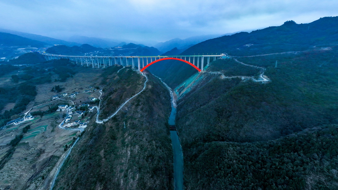 这是2月2日在贵州省遵义市拍摄的大发渠特大桥（无人机全景照片）。