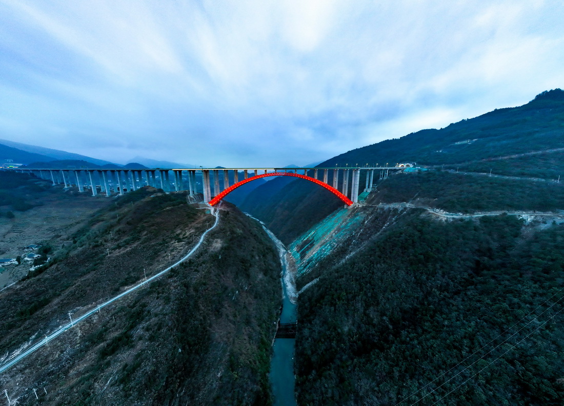 这是2月2日在贵州省遵义市拍摄的大发渠特大桥（无人机照片）。