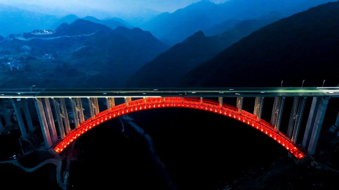 这是2月2日在贵州省遵义市拍摄的夜幕下的大发渠特大桥（无人机照片）。