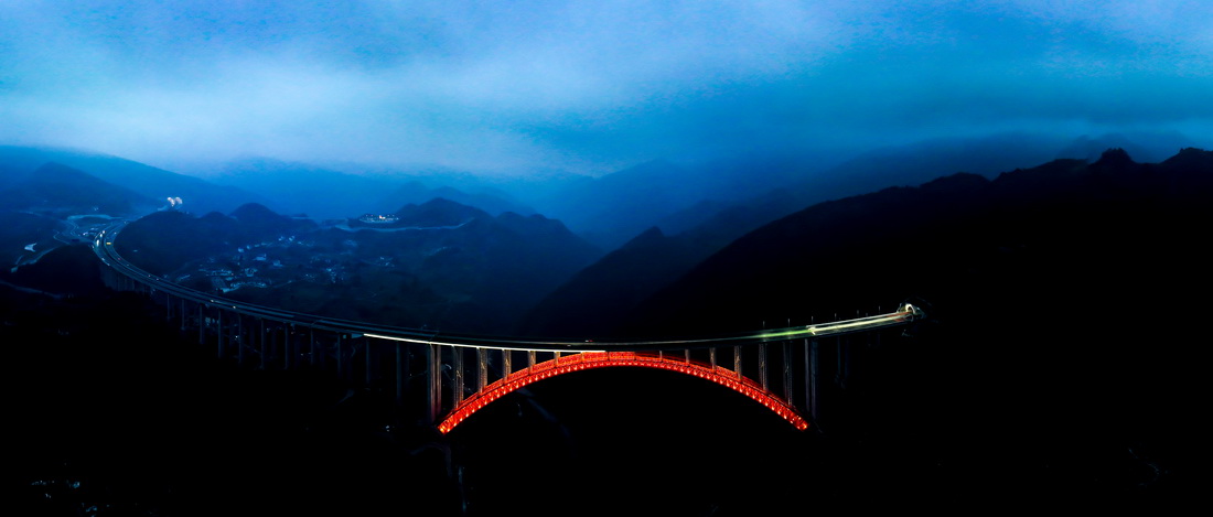 这是2月2日在贵州省遵义市拍摄的夜幕下的大发渠特大桥（无人机全景照片）。