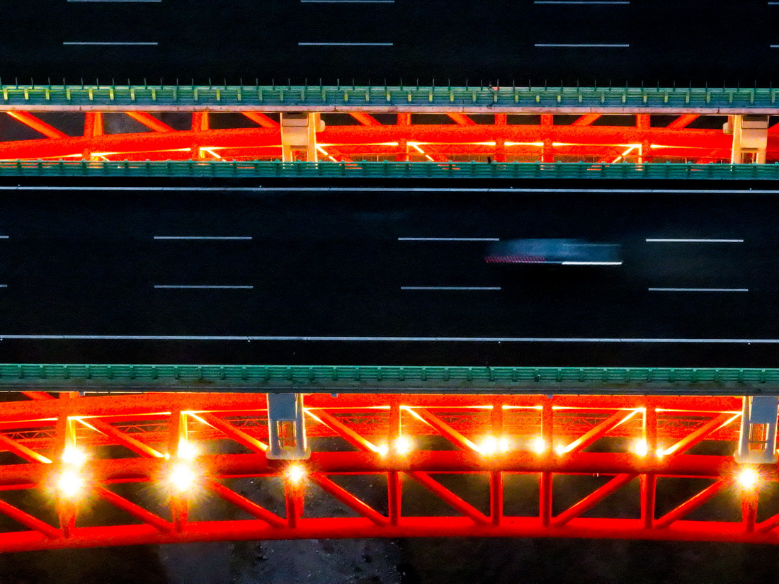 2月2日，车辆从贵州省遵义市大发渠特大桥上经过（无人机照片）。