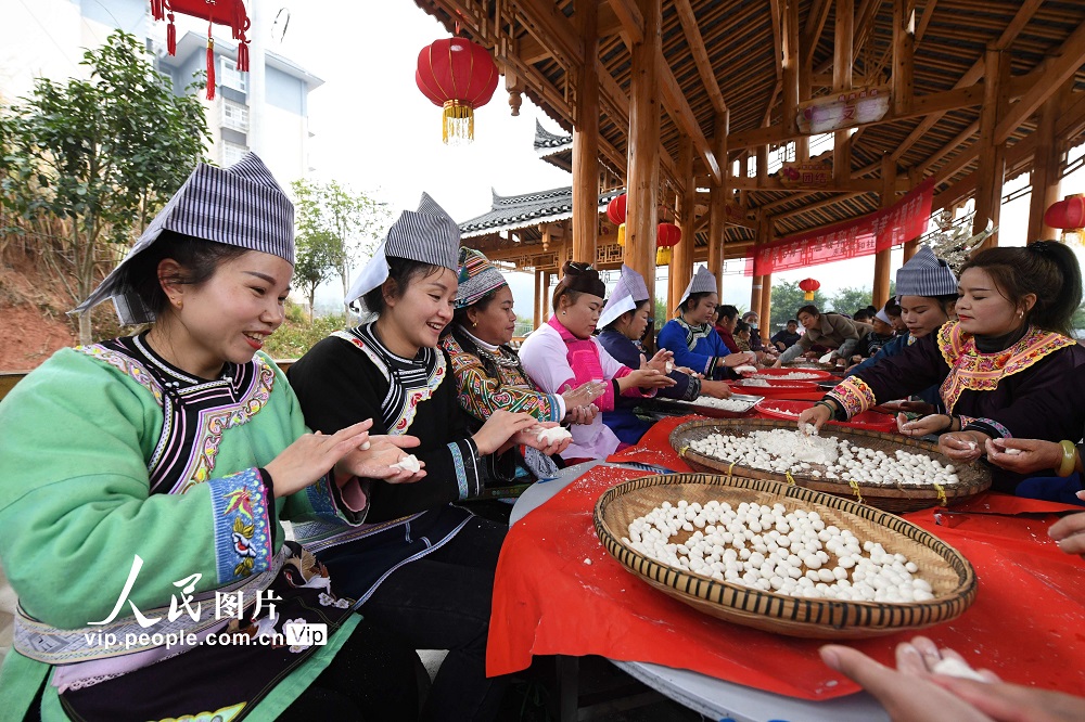 2023年2月3日，在贵州省榕江县车民街道东环特和社区，搬迁群众在制作汤圆。