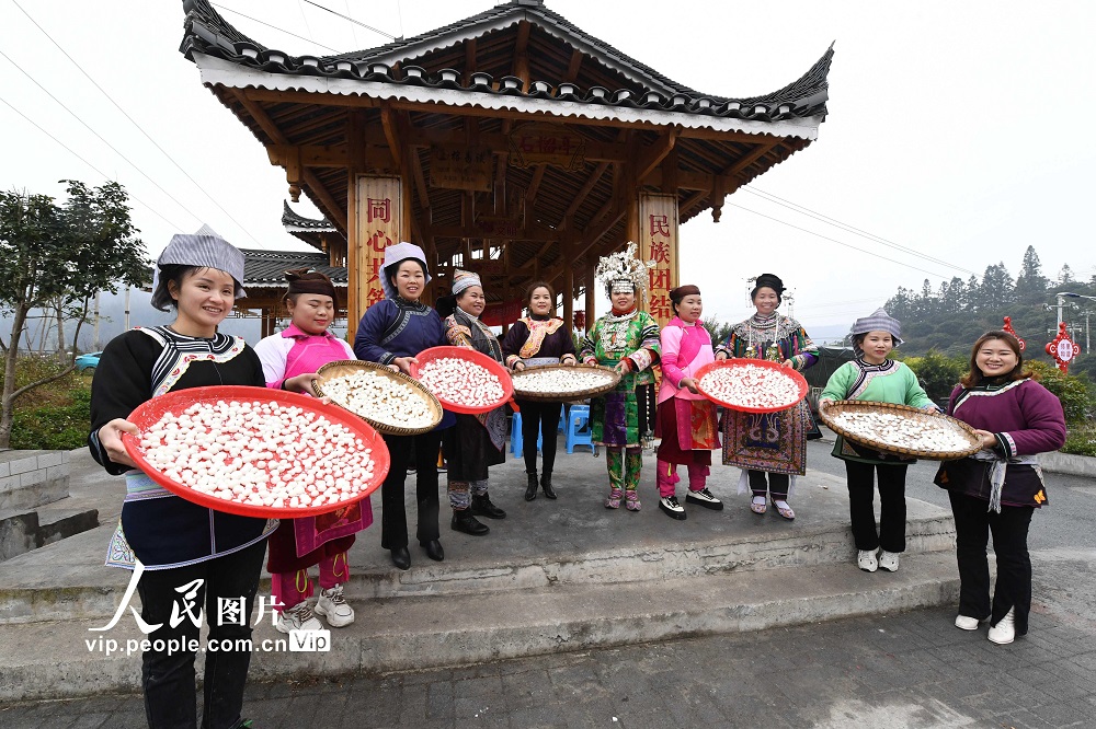 2023年2月3日，在贵州省榕江县车民街道东环特和社区，搬迁群众展示制作的汤圆。