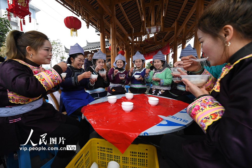2023年2月3日，在贵州省榕江县车民街道东环特和社区，搬迁群众在吃汤圆。