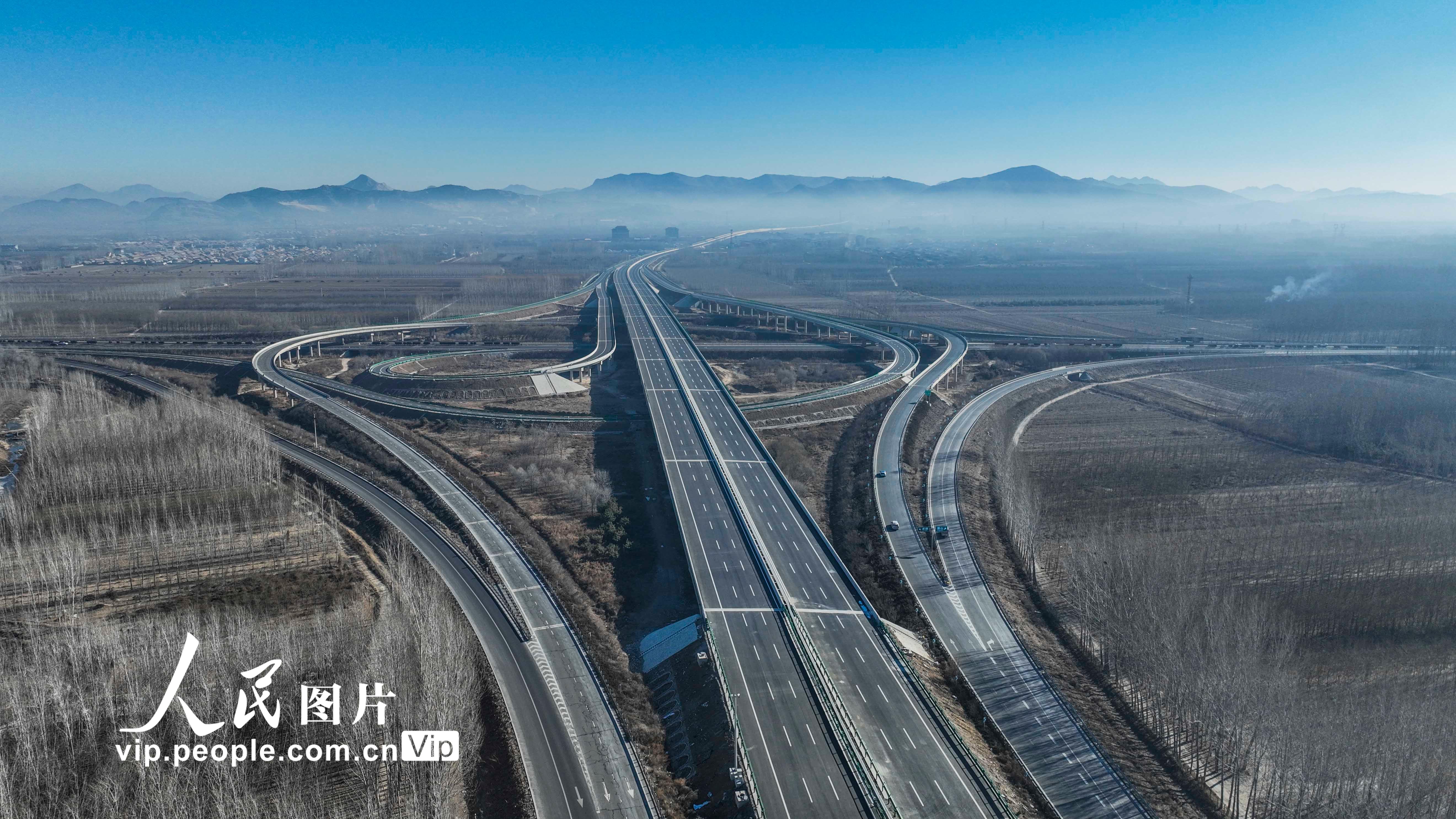 2023年2月4日拍攝的京秦高速遵秦段遵化市境內的下院寺樞紐互通（無人機照片）。