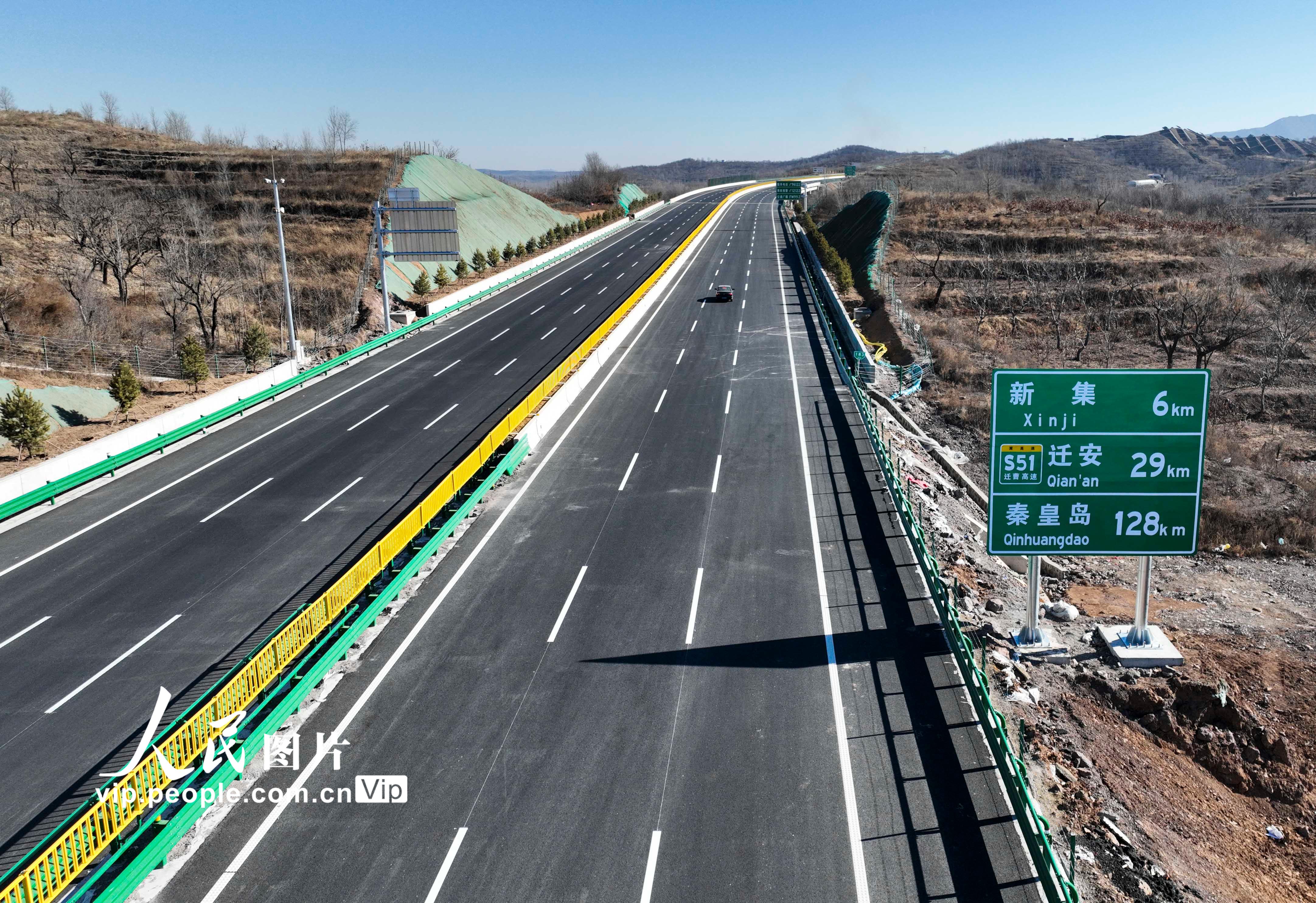 2023年2月4日，車輛行駛在京秦高速遵秦段遷西縣境內路段。