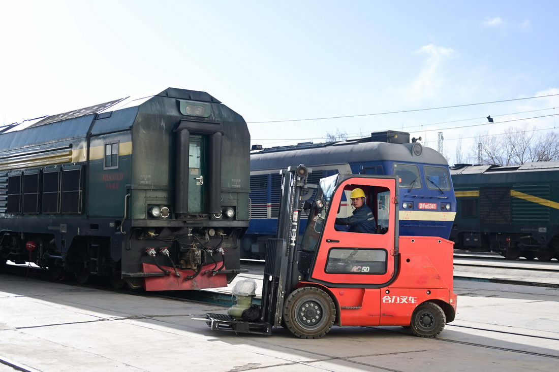2月4日，在格爾木機務段檢修車間，馬國仁駕駛叉車搬運部件。