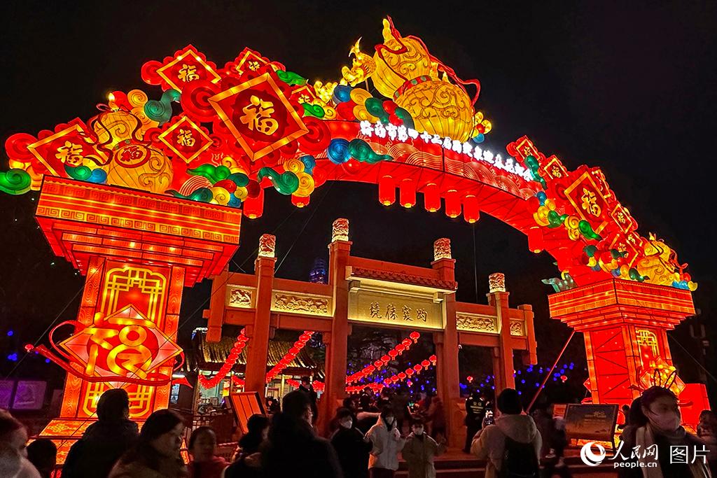 2月2日，山東濟南，第四十二屆趵突泉迎春花燈會吸引眾多游客前來賞燈打卡。人民網 喬姝攝