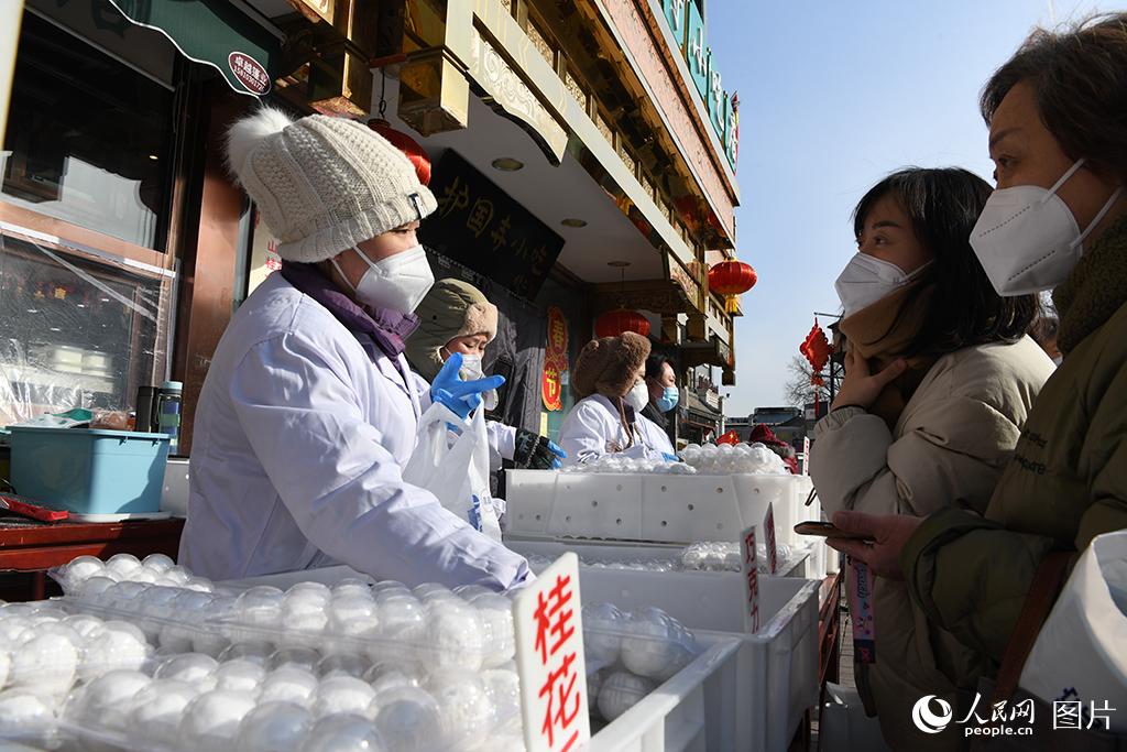 2月3日，在北京老字號護國寺小吃，眾多市民前來選購元宵。人民網記者 王曉嘯攝