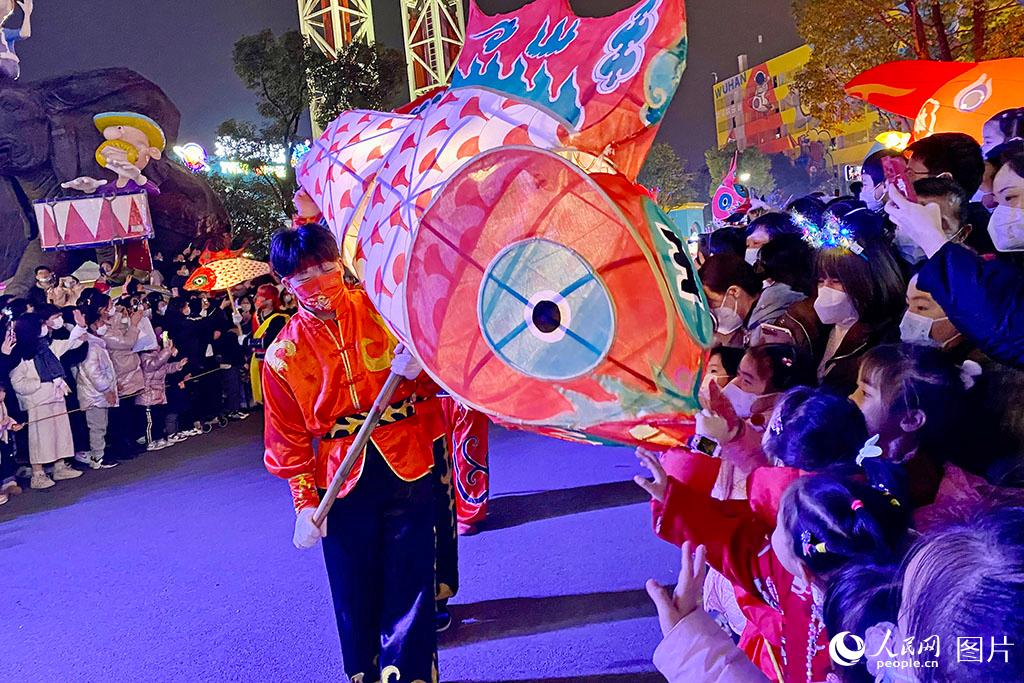 2月4日，湖北武漢東湖迎春大魚燈會吸引眾多市民游客前來賞花燈。人民網 張沛攝