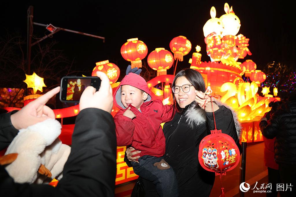 2月4日，在河北涿州“通會燈市”上，游客在花燈前留影。人民網 周博攝