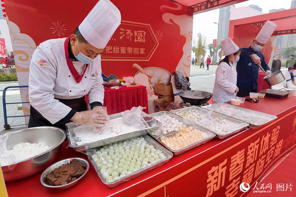 2月5日，湖北武漢市東西湖區兔年元宵廟會上，現做現煮的湯圓，受到市民追捧。人民網 周雯攝