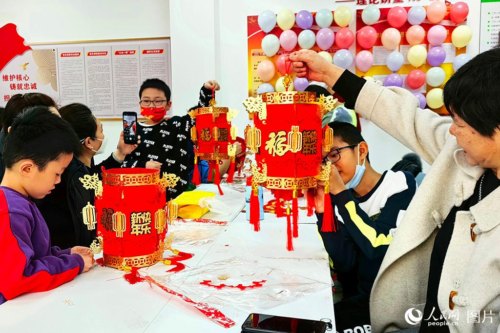 2月5日上午，天津市東麗區萬隆花園社區邀請居民參加“迎元宵 做花燈”活動。人民網 崔新耀攝