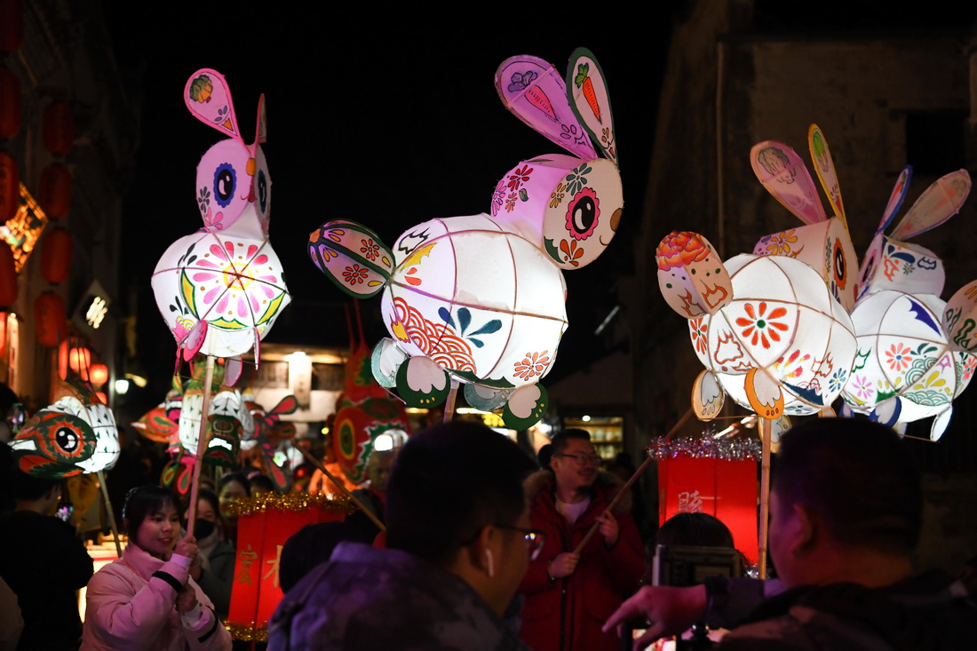 這是宏村舉行的迎元宵鬧花燈活動（2月4日攝）。