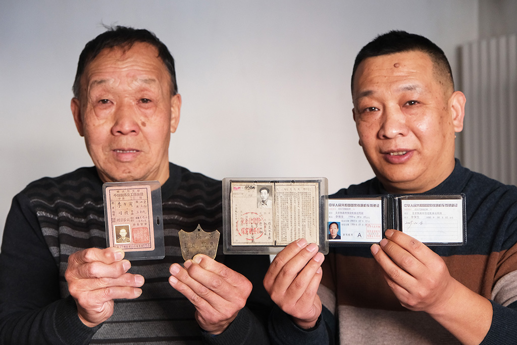 2月4日，李斌與父親李保生（四代司機）共同展示家族五代司機駕駛証件。