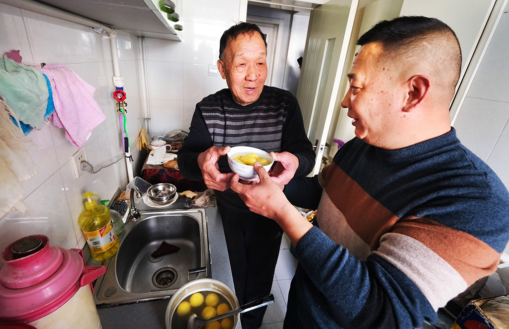 2月4日，元宵節前既將出乘的李斌與家人團聚為父親盛上一碗熱氣騰騰的元宵。