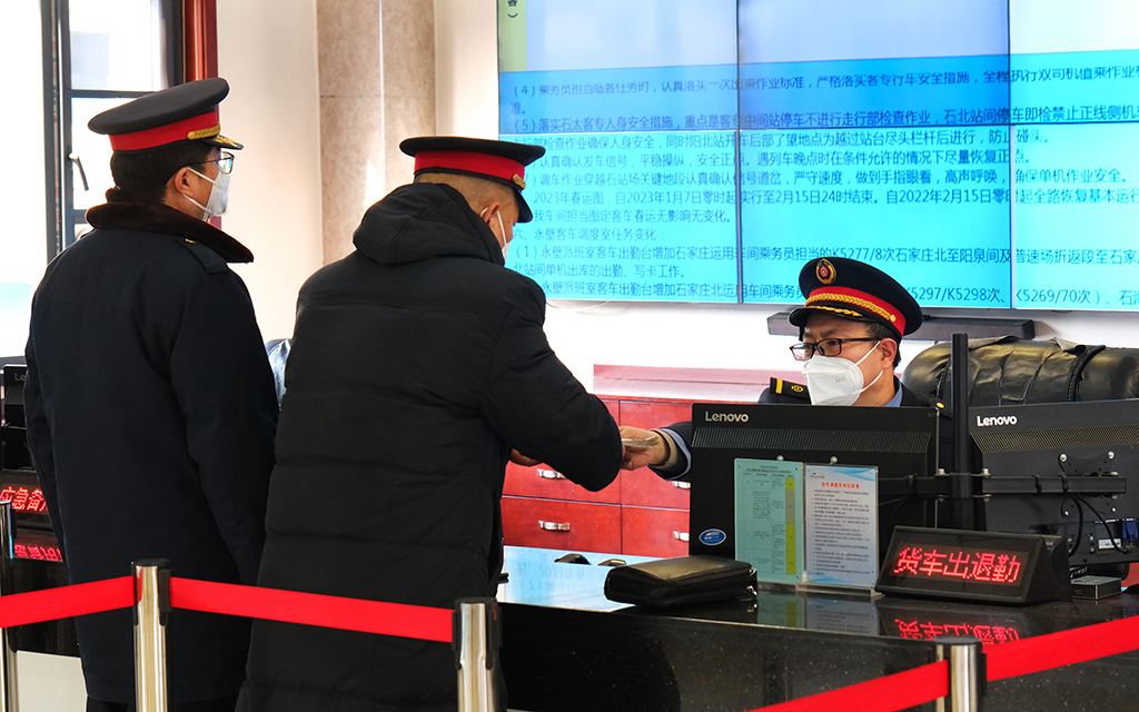 2月5日，李斌在派班大廳與工作人員進行出乘交接手續。