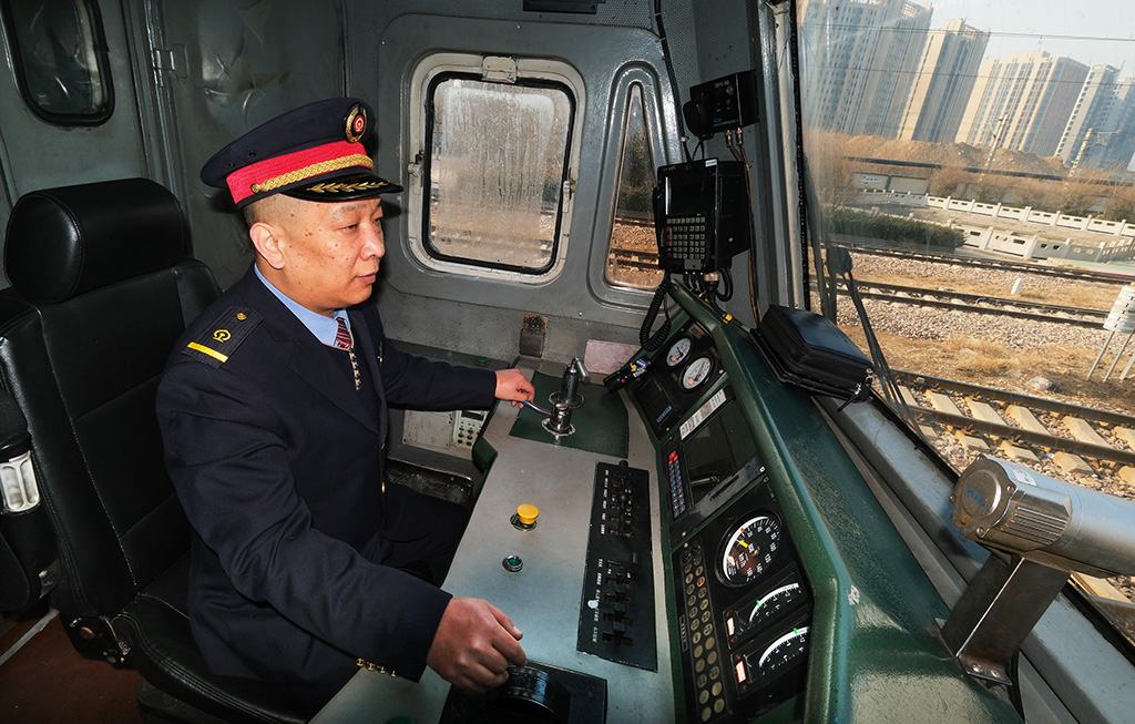 2月5日，李斌駕駛的石家庄開往保定的列車准備發車。