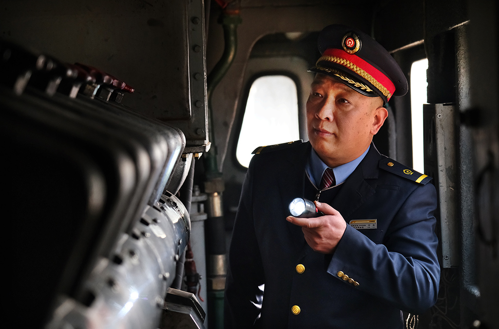 2月5日，李斌在機車內對設備設施進行檢查巡視。
