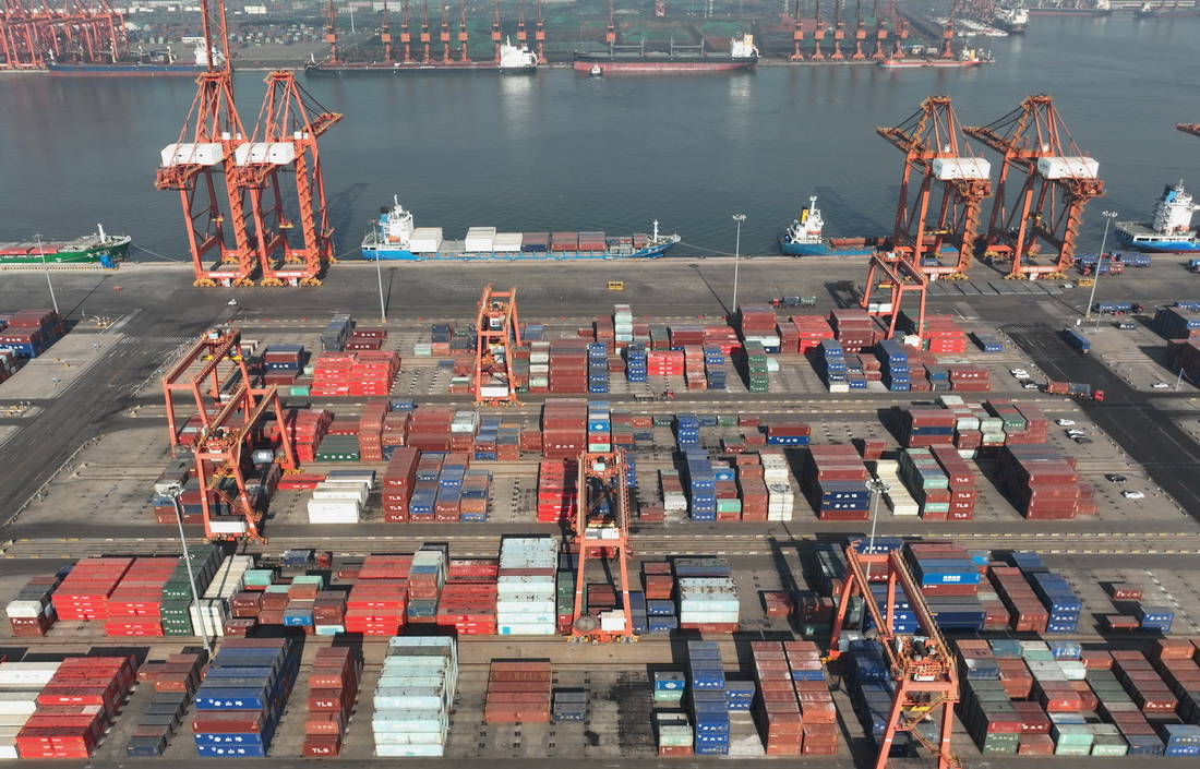 2月8日，輪船靠泊在唐山港京唐港區集裝箱碼頭（無人機照片）。