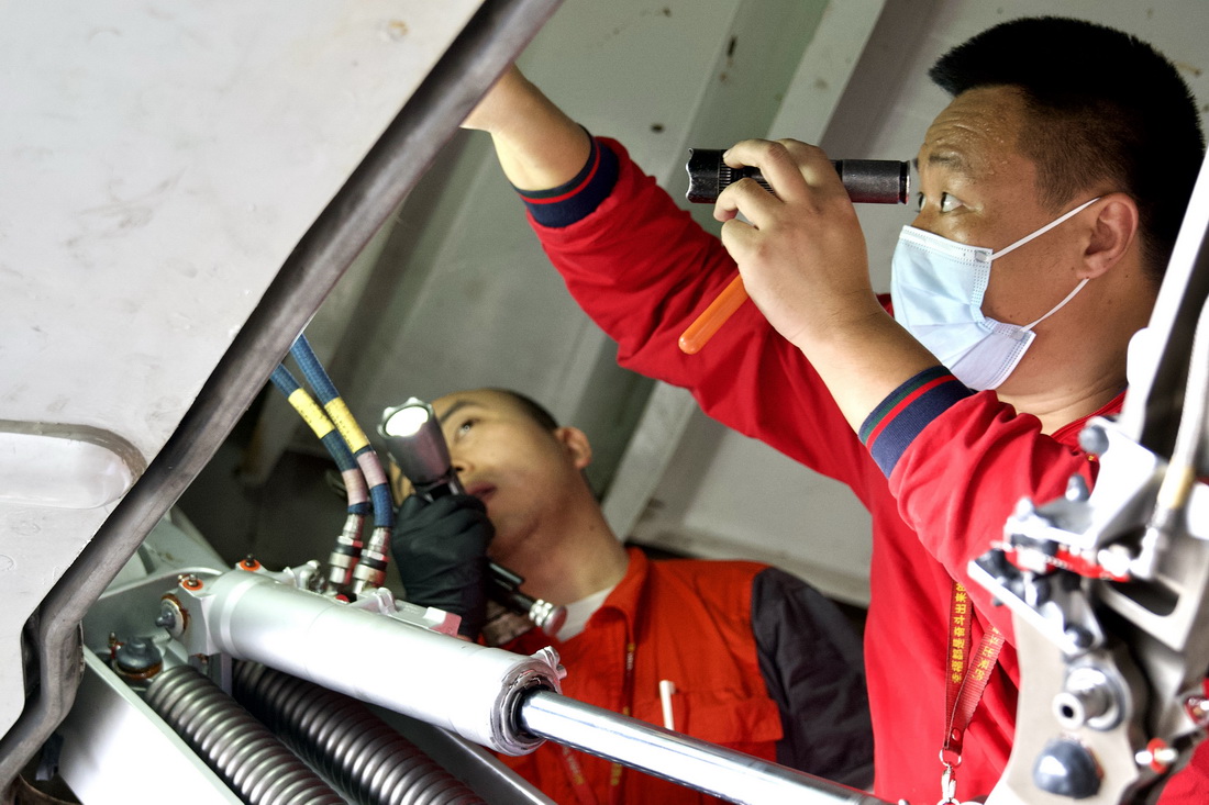 2月8日，海航技術旗下大新華飛機維修服務有限公司的機務維修人員對進境飛機進行檢修。