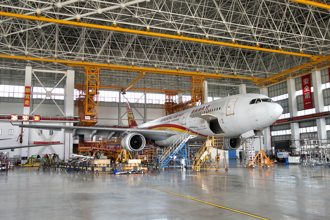 這是在海南自貿港一站式飛機維修產業基地大修機庫內進行維修的香港航空空客A330飛機（2月8日攝）。