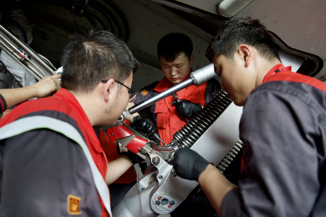 2月8日，海航技術旗下大新華飛機維修服務有限公司的機務維修人員對進境飛機進行檢修。