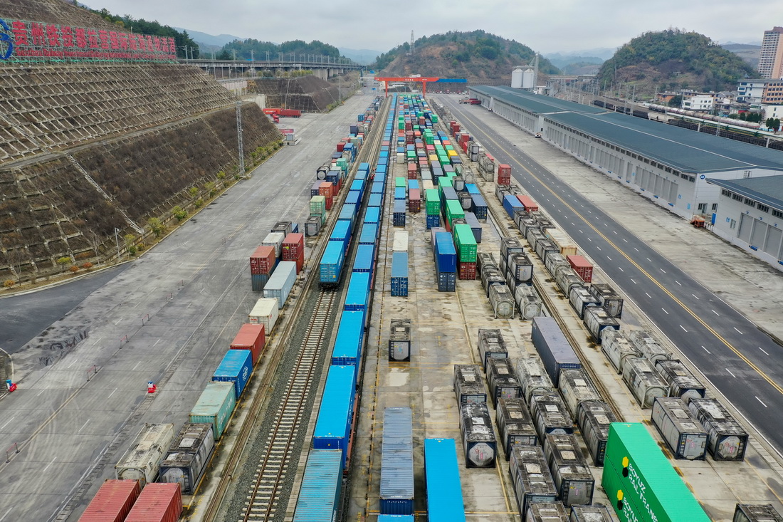 2月9日，中歐班列停靠在貴陽國際陸港都拉營站。