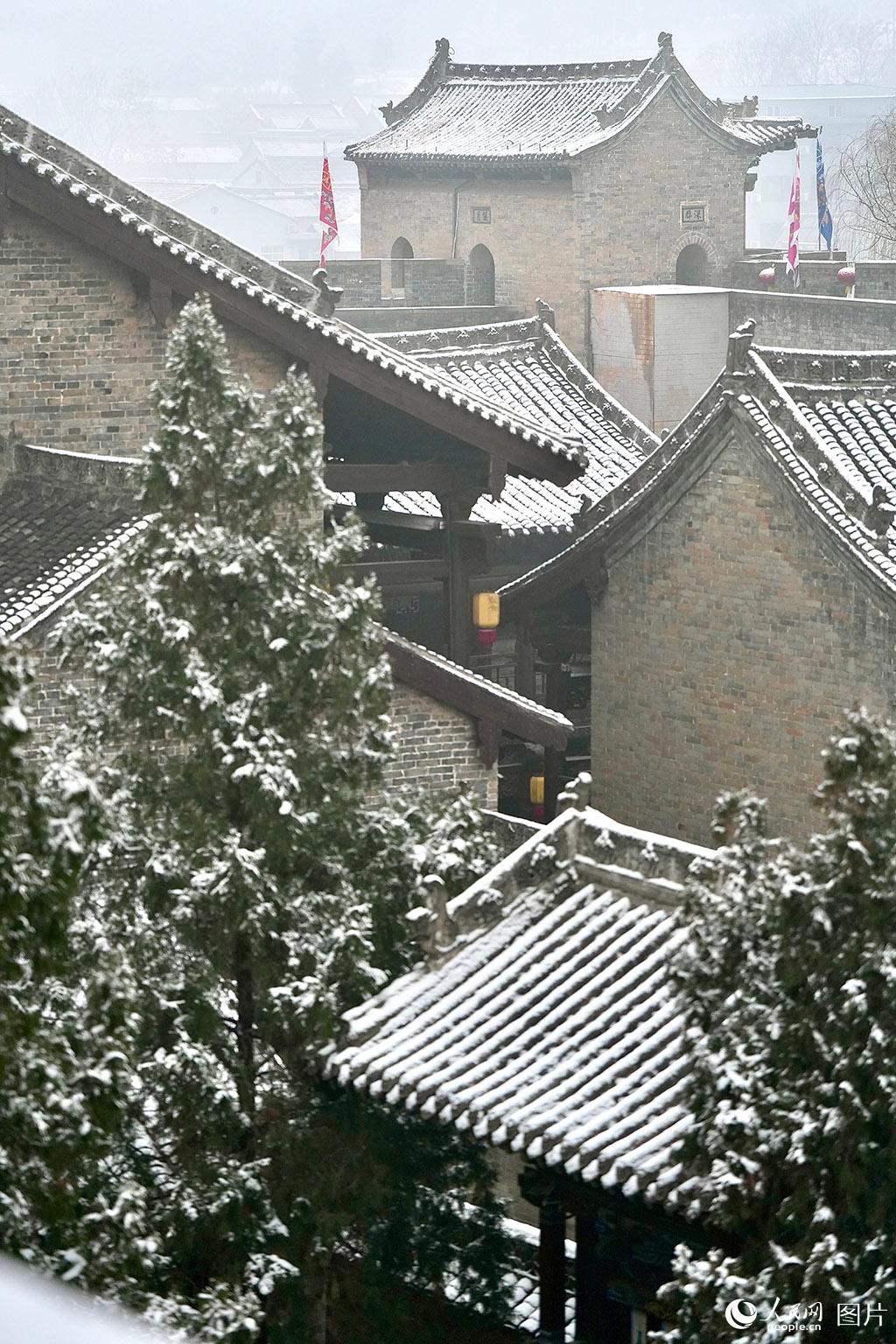 2月9日，山西晉城皇城相府景區迎來立春之后的第一場降雪。人民網 盧鵬宇攝