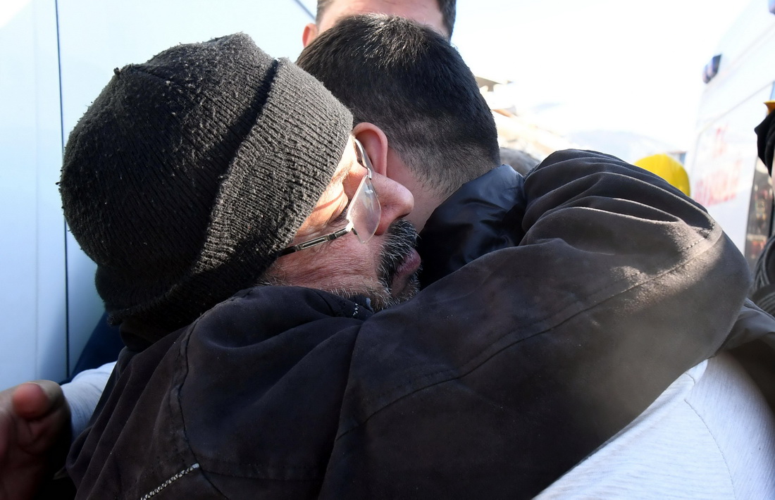 2月9日，在土耳其哈塔伊省安塔基亞市，救出的女性幸存者的親人擁抱致意。新華社記者 沙達提 攝