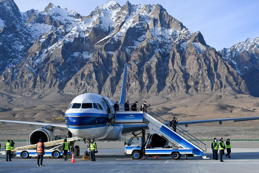 2022年12月23日，巍巍帕米尔高原上，中国最西端的运输机场——新疆塔什库尔干红其拉甫机场正式通航，冰山上迎来首批“空中来客”。新华社记者 丁磊 摄