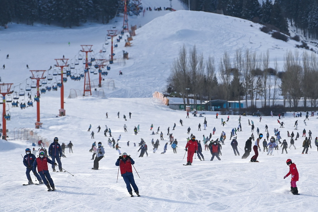 滑雪爱好者在新疆丝绸之路国际度假区滑雪场滑雪（2022年12月5日摄）。新华社记者 丁磊 摄