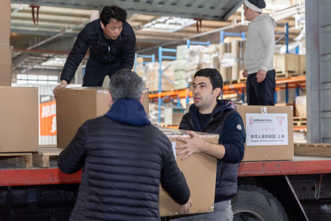 2月11日，志願者在倉庫內運送物資。
