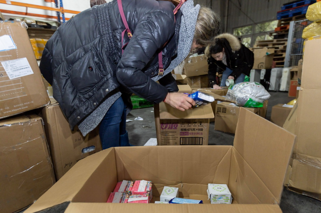 2月11日，志願者在倉庫內整理物資。