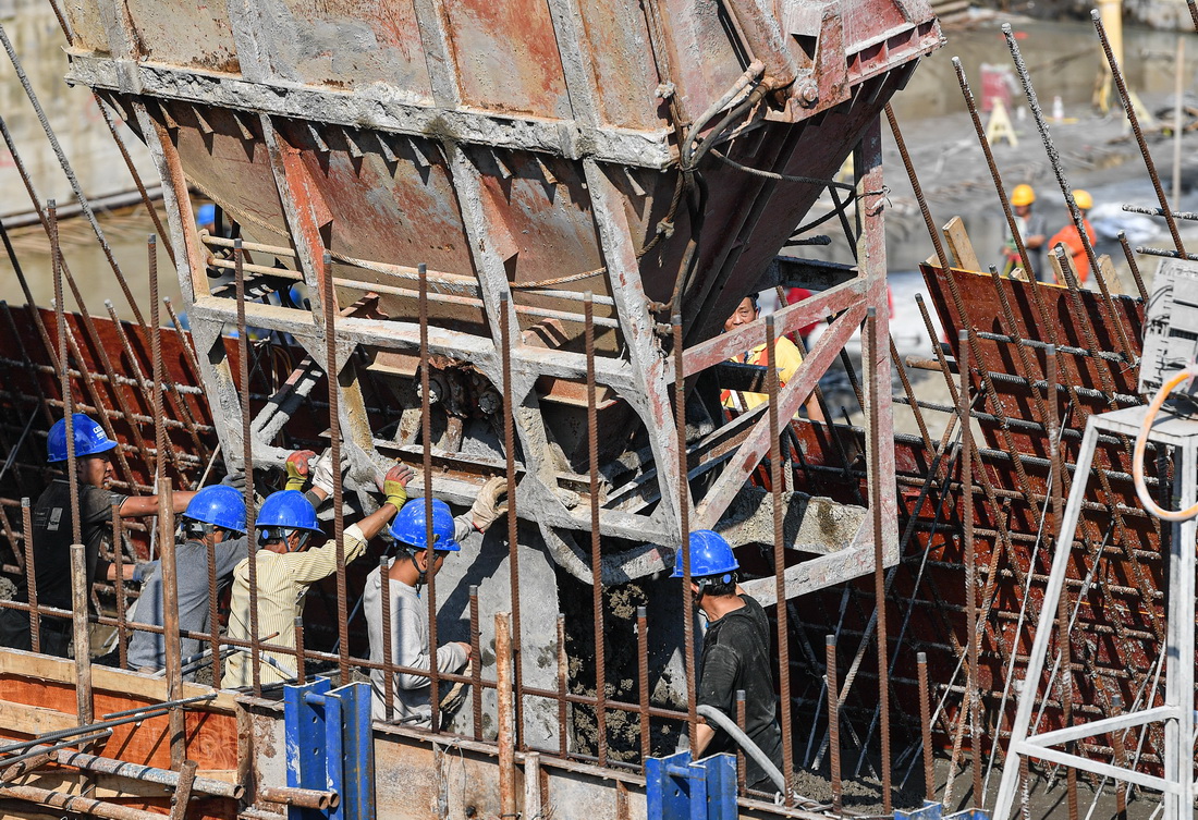 2月12日，工人在邁灣水利樞紐工程工地施工。