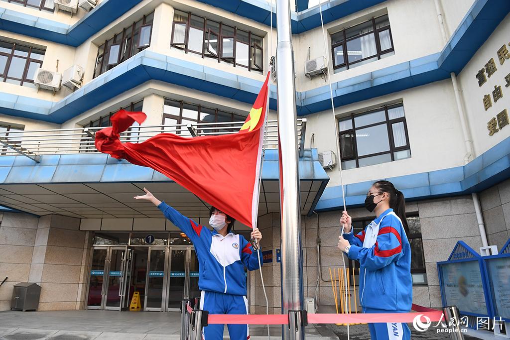 2月13日，北京市石景山區實驗中學舉行升國旗儀式。