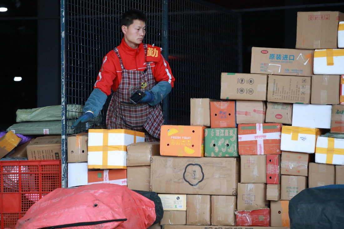 2月13日，工作人員正在貴州快遞物流園內分揀快遞。新華社記者 劉續 攝