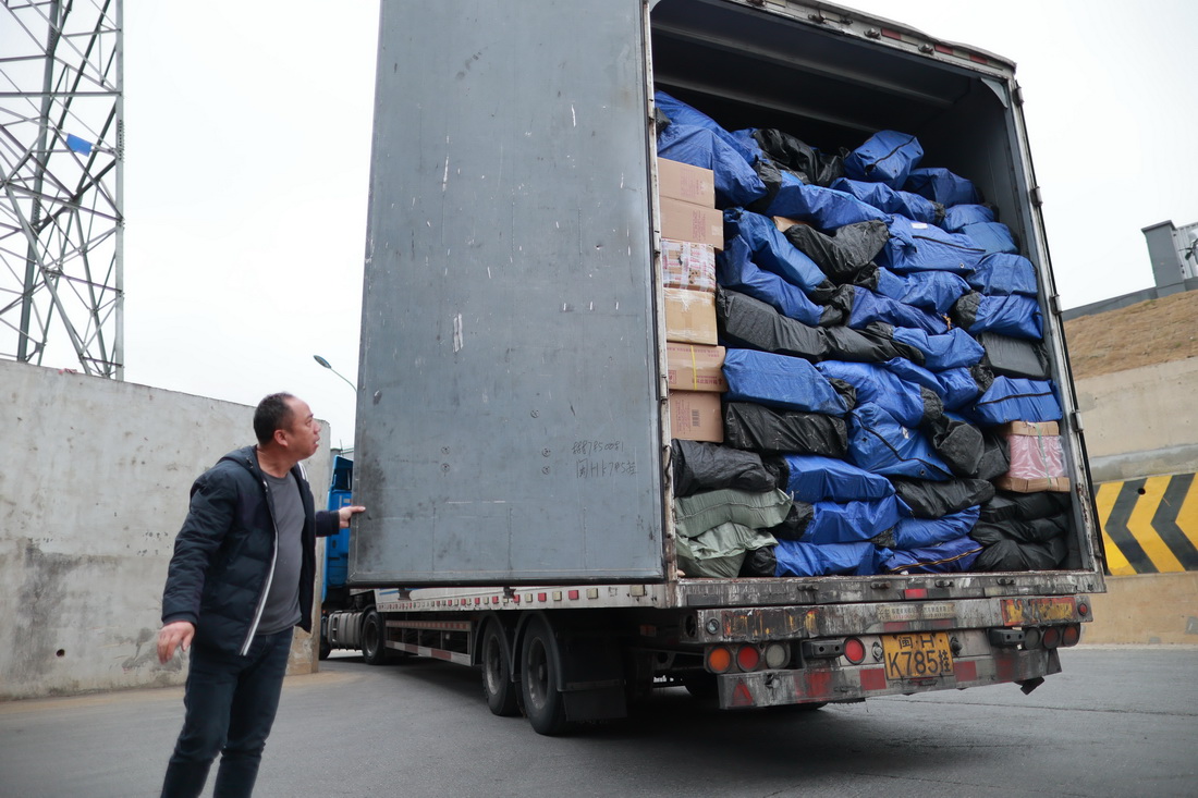 2月13日，一名貨車司機在貴州快遞物流園內打開運送快遞的貨車車門。新華社記者 劉續 攝
