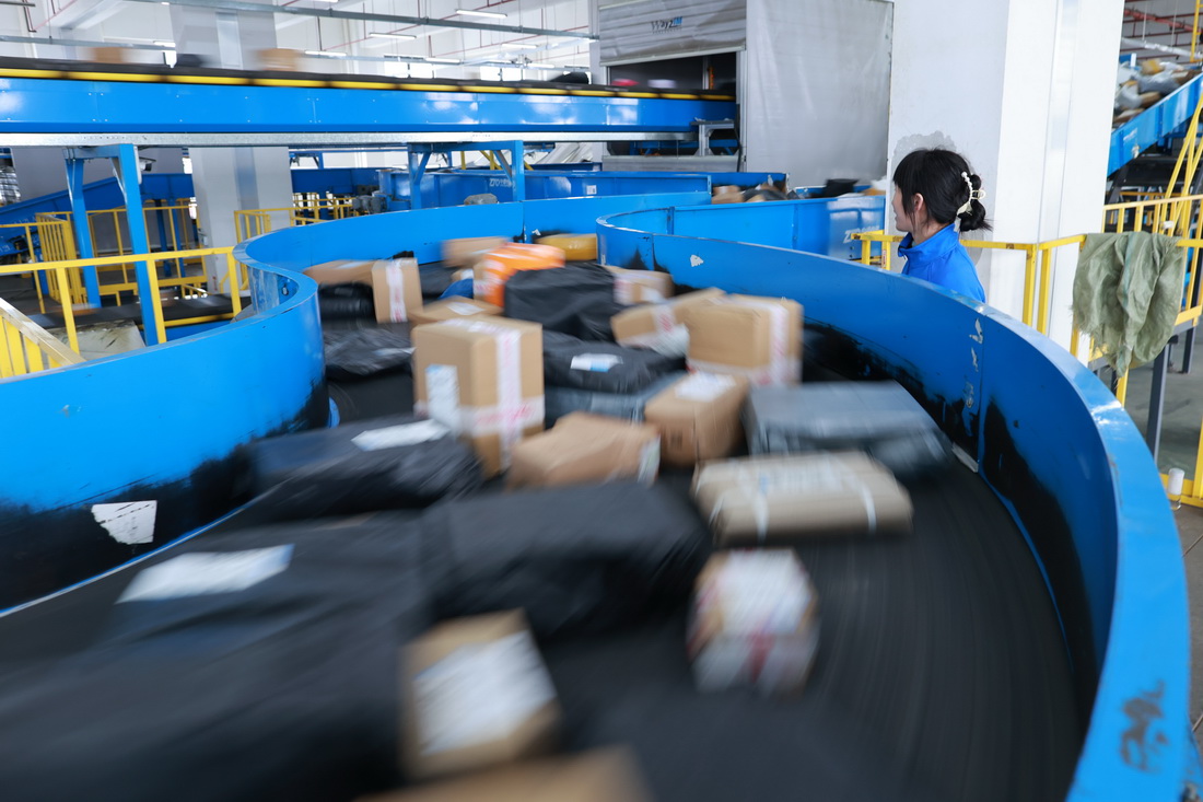 2月13日，大量包裹在貴州快遞物流園內的自動分揀系統中運輸。新華社記者 劉續 攝
