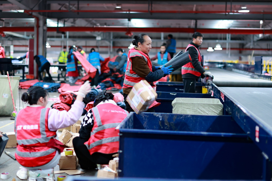 2月13日，工作人員正在貴州快遞物流園內分揀快遞。新華社記者 劉續 攝