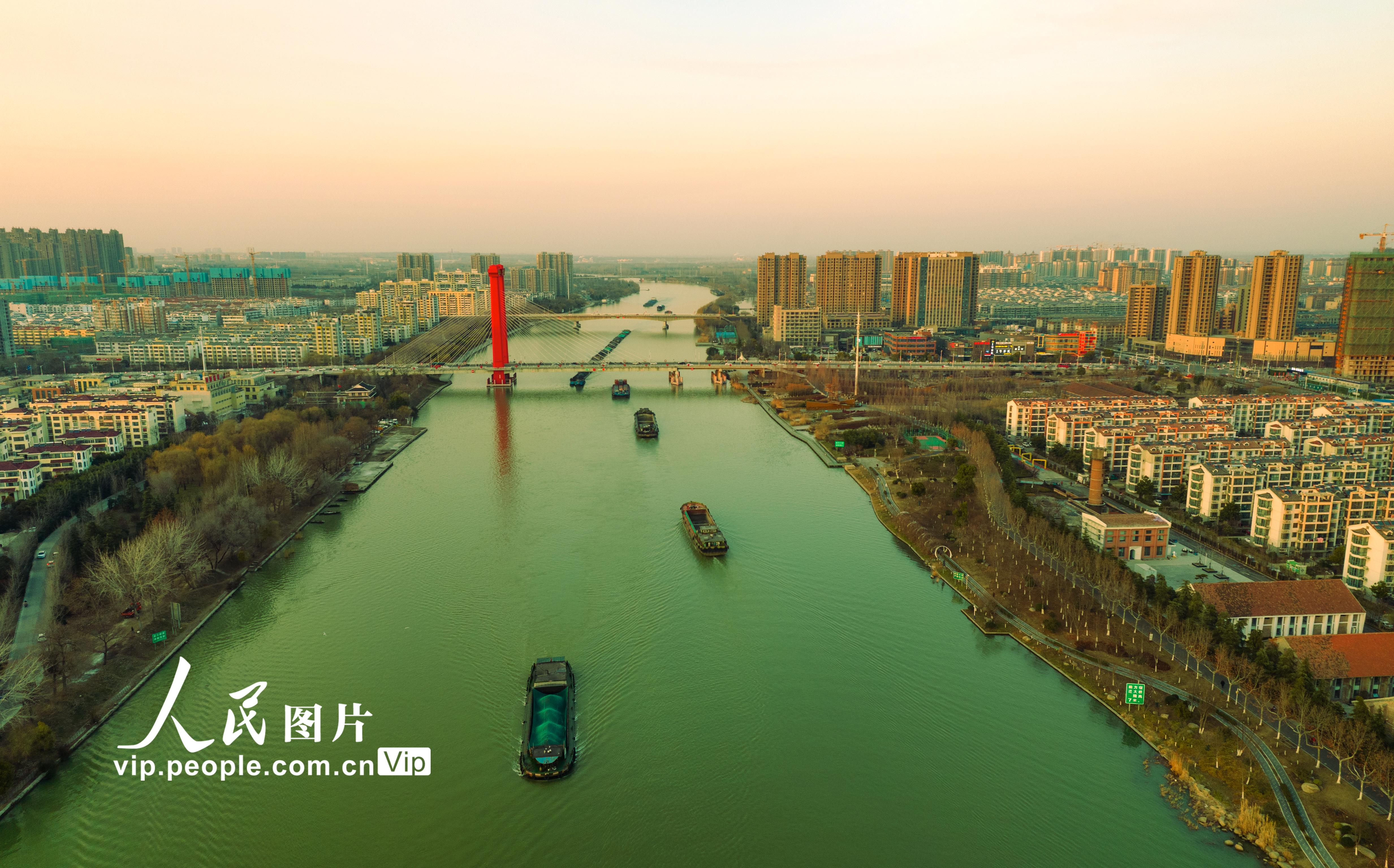 2023年2月15日，京杭大運河江蘇省宿遷市宿豫區段來往船隻，有序穿行在河面上。