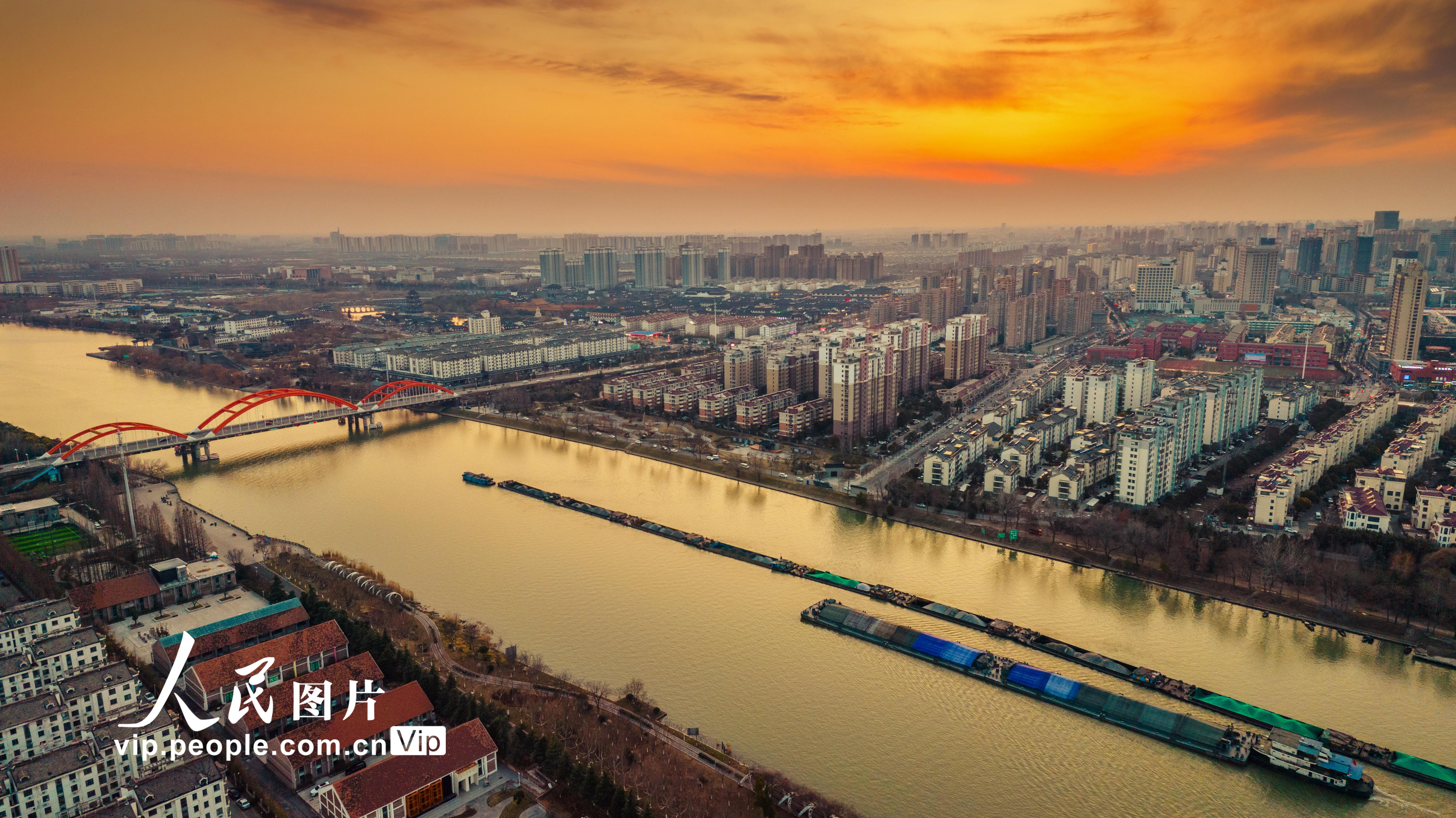 2023年2月15日，京杭大運河江蘇省宿遷市宿豫區段來往船隻，有序穿行在河面上。